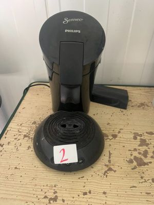 une cafetière posée sur une table, avec une étiquette de prix dessus