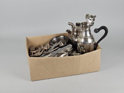 un service d'argenterie dans une boîte contenant des cuillères, des fourchettes et une théière