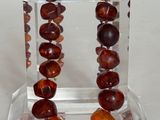 un bracelet composé de perles, exposé sur une table