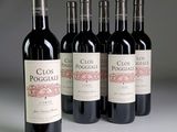 six bouteilles de vin rouge sont alignées