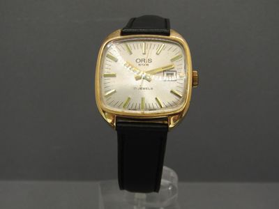 une image d'un gros plan d'une montre-bracelet sur une table
