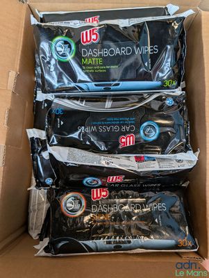 trois paquets de lingettes pour tableau de bord « U S » dans une boîte en carton