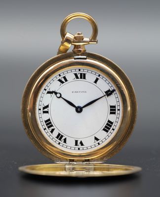 une image d'une montre de poche en or avec des chiffres romains sur le cadran