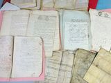 une pile de vieux papiers posée sur une table