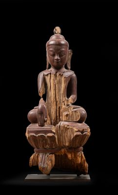 une image représentant la statue d'une personne assise sur une souche d'arbre