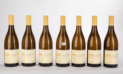 six bouteilles de vin sont alignées dans une rangée
