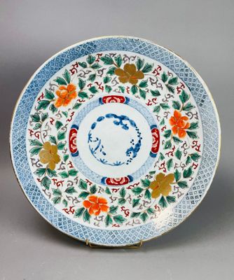 un gros plan d'une assiette décorée de fleurs et de feuilles