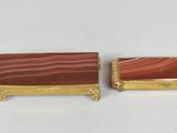 une paire de boutons de manchette en agate dorée et rouge