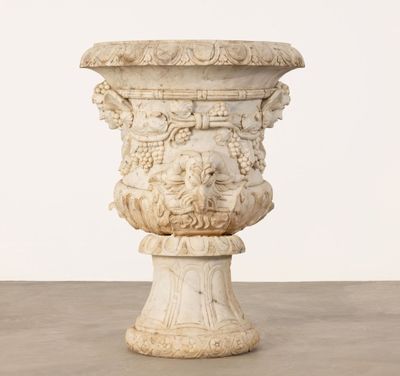 une photo représentant un grand vase blanc posé sur une table