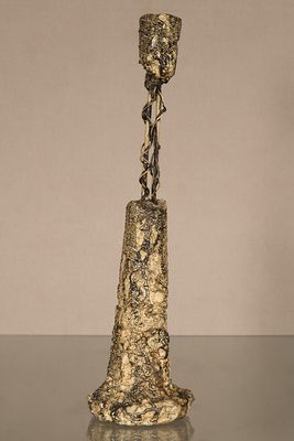 statue d'une femme tenant un vase, posée sur un socle