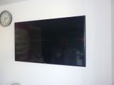 un grand téléviseur à écran plat fixé au mur