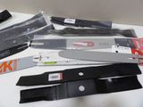 a lot of different types of knives on the table