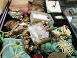 un plateau de bijoux posé sur une table dans un magasin