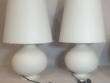 trois lampes posées sur une étagère