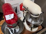 un mixeur rouge et un mixeur blanc posés sur un plan de travail
