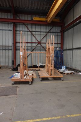 une structure en bois au milieu d'un entrepôt
