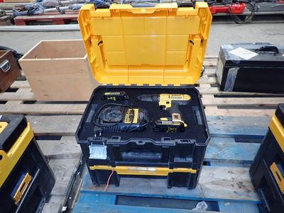 une caisse à outils jaune posée sur une palette