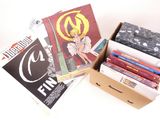 une boîte remplie de livres et de magazines posée sur une table