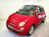 La petite voiture rouge est garée dans une pièce blanche.