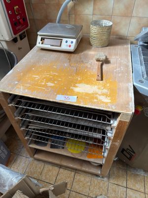 une photo d'une cuisine avec une cuisinière et un plan de travail
