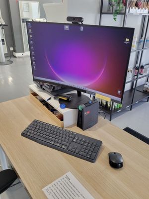 un bureau sur lequel se trouvent un clavier, une souris et un écran