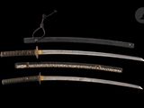 trois sabres de samouraï sont exposés sur un fond noir
