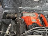 un outil dans une boîte à outils, avec un cordon et un marteau
