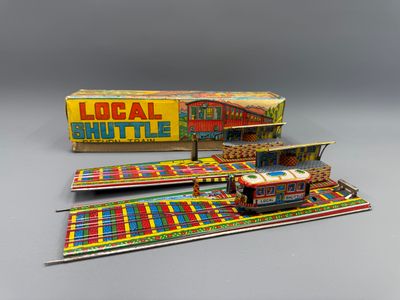 deux petits trains jouets posés l'un à côté de l'autre sur une table