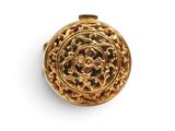 gros plan d'une bague en or sur une surface blanche