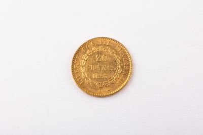 gros plan d'une pièce d'or sur une surface blanche