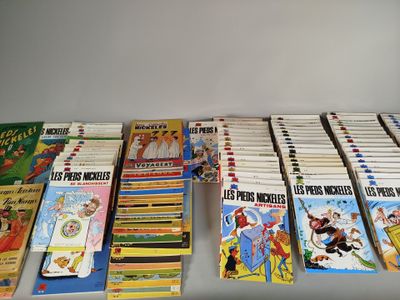 un grand nombre de livres posés sur une table