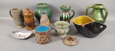de nombreux types de vases différents posés sur une table