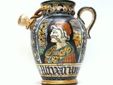 un vase avec l'image d'un homme dessus
