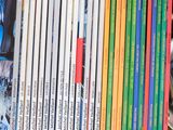 un grand nombre de livres qui se trouvent dans une boîte