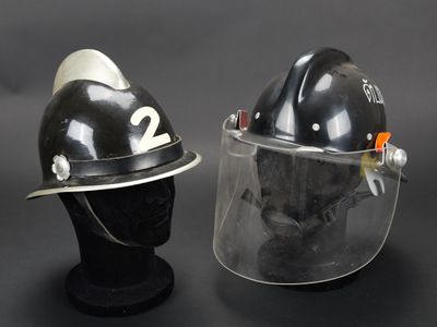 deux casques, avec des casques fixés dessus, posés sur une table