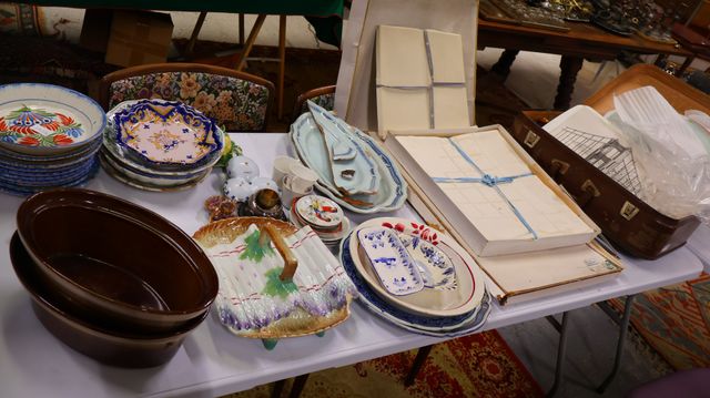 Lot de faïence, porcelaine terre cuite (assiettes, plats, plat à ...