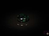 gros plan d'un diamant vert sur une surface noire