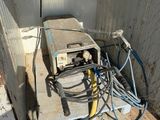une machine qui se trouve dans un coin d'un bâtiment