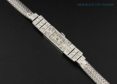 une montre pour femme avec un bracelet serti de diamants