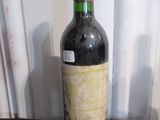 une bouteille de vin posée sur une table