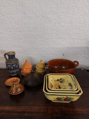 une table en bois sur laquelle sont posés des bols et des assiettes