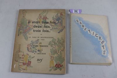 deux livres posés sur une table