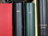 trois livres dans une boîte posée sur une table