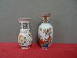 deux vases posés côte à côte sur une table rouge