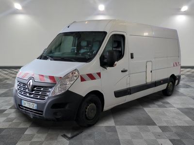 la photo d'une camionnette blanche garée dans un garage