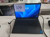 un ordinateur portable posé sur une table, avec une horloge à l'écran