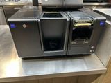 une machine posée sur un comptoir