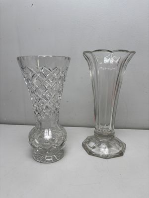 Deux vases dont un en cristal taillé dans le goût de Saint-L…