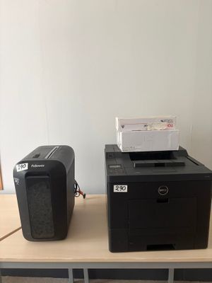 deux imprimantes posées l'une à côté de l'autre sur une table