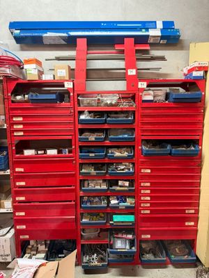 une étagère rouge contenant de nombreux outils